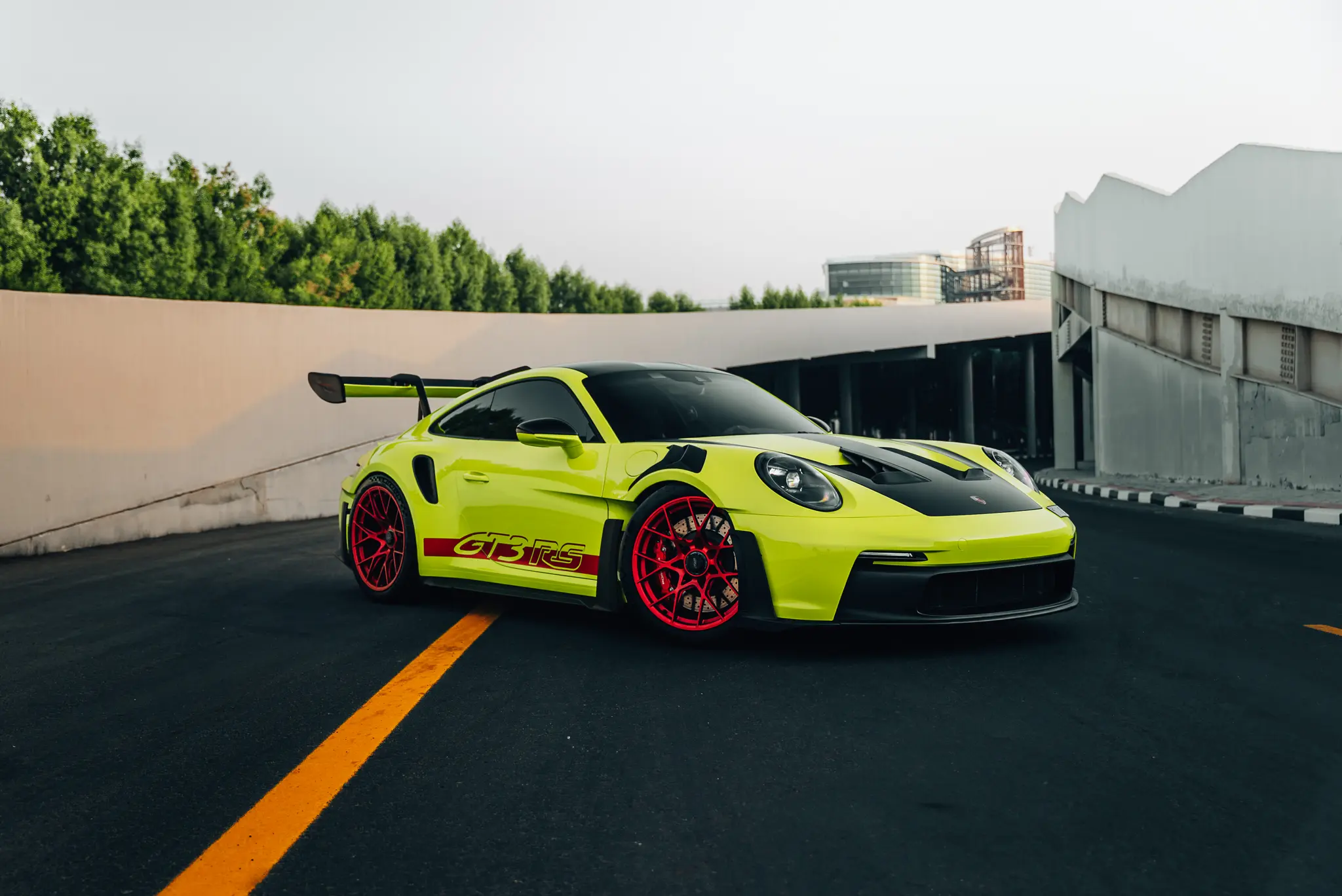 Porsche GT3 RS in Acid Green op een weg in Dubai