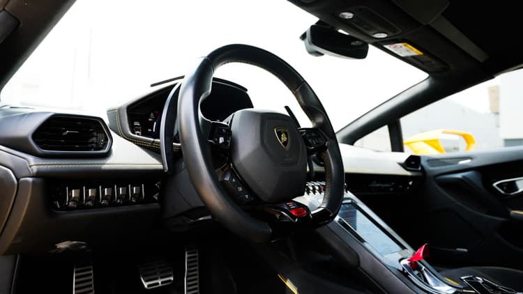 Rent LAMBORGHINI HURACAN Evo Spyder in UAE