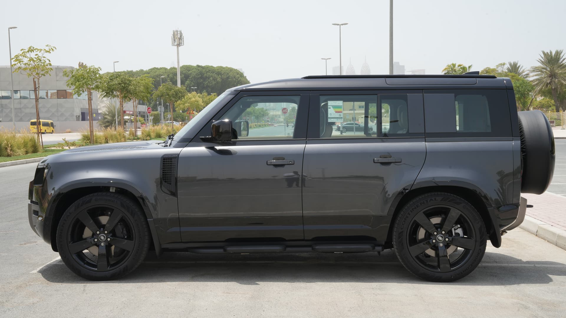 Land Rover Defender 2025 huren Dubai - Detailweergave