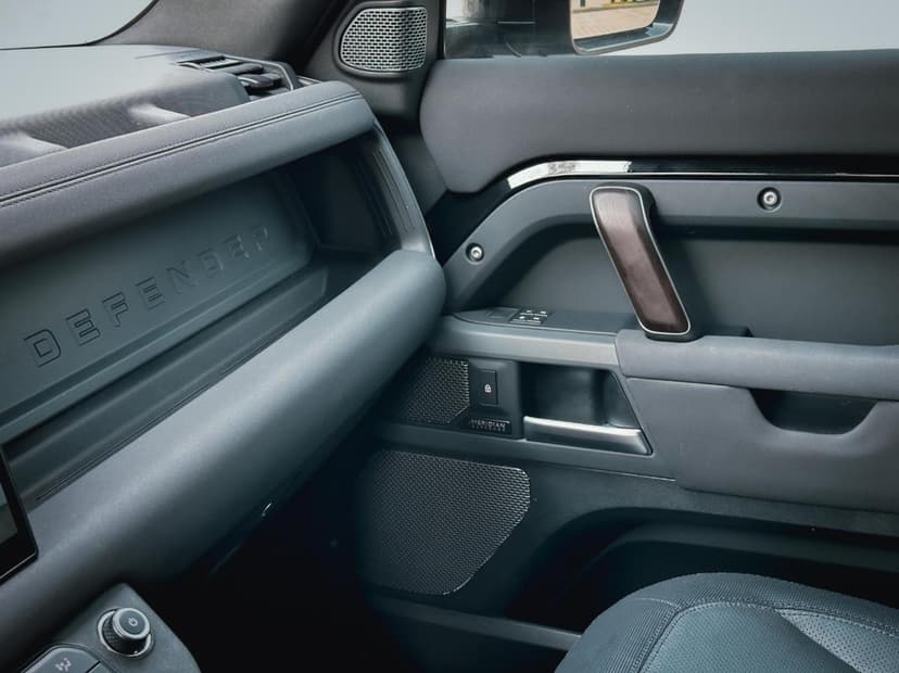 Land Rover Defender X-Dynamic V6 2023 Rental Dubai - View 7
