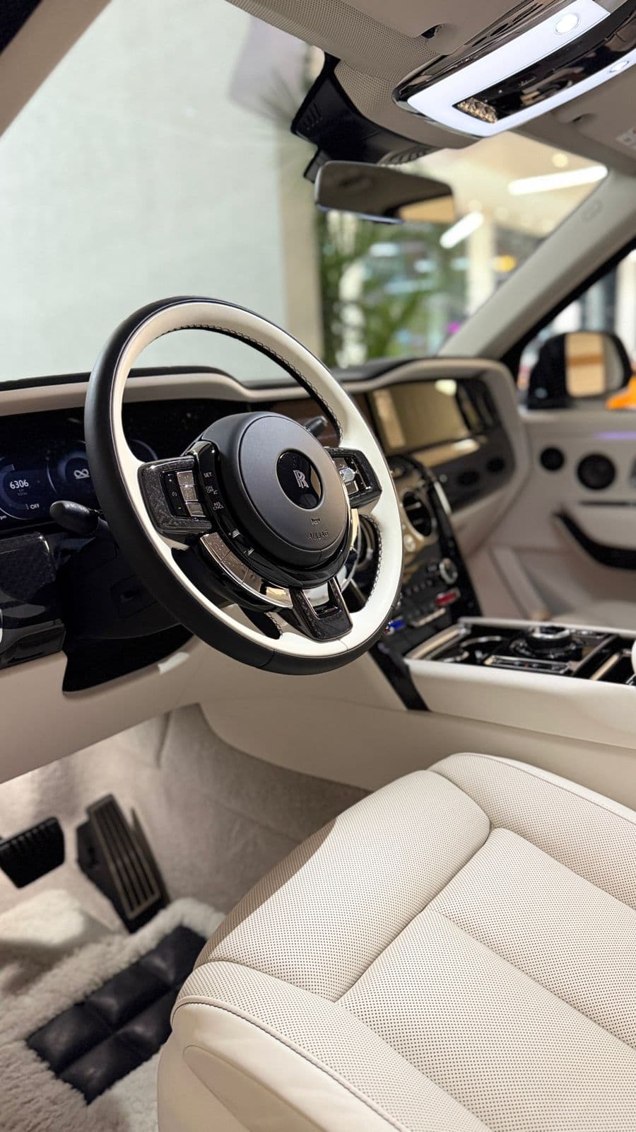 Rolls-Royce Cullinan 2025 Rental Dubai - View 2