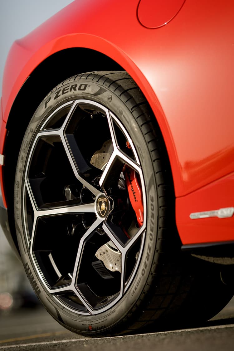 Rent Lamborghini Hurucan Evo Spyder 2022 in UAE